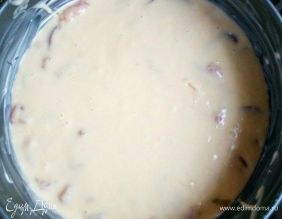 Их мы заливаем оставшимся тестом.