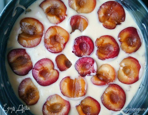 Сверху выкладываем половинки слив.