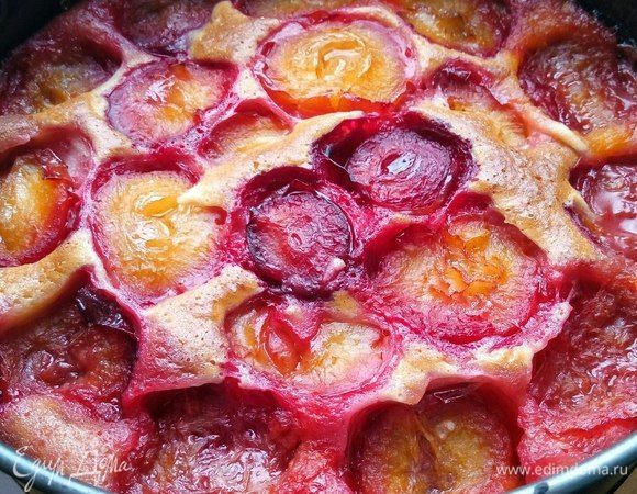 Отправляем пирог в предварительно разогретую духовку до 180°С на 40-45 мин. Готовность определяем сухой зубочисткой (где бисквит, не сливы проверяйте :) ) 