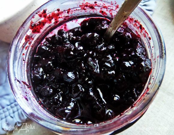 Для цвета и для вкуса я развела в горячей воде черничный джем.