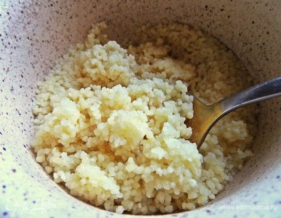 Итак, прошло 5 минут, наш кускус впитал всю воду, осталось только взрыхлить его текстуру.