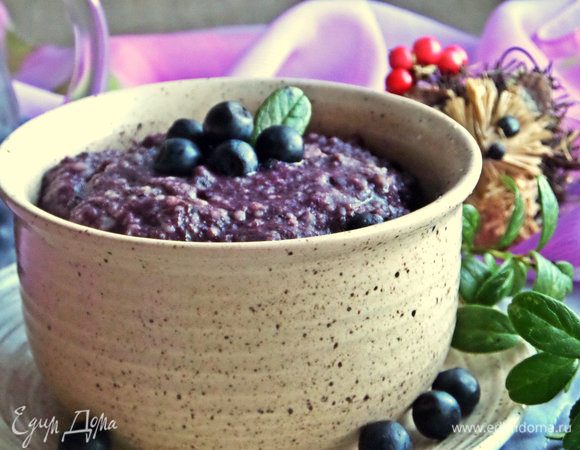 Украсить свежими ягодами.