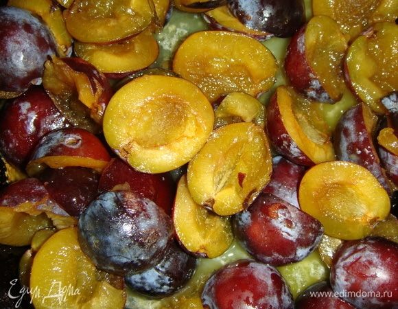 Сливы помыть, удалить косточки, разделив их на две части.