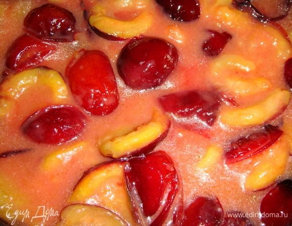 В сковороде растопить 50 г сливочного масла с тремя столовыми ложками сахара. Выложить сливы и тушить в течение минуты.