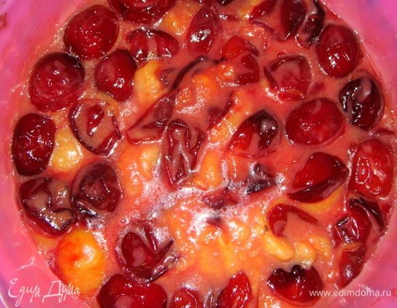 В форму выложить сливы срезом вниз, немного полив жидкостью, образовавшейся в сковороде. Остальная жидкость пойдет в тесто.