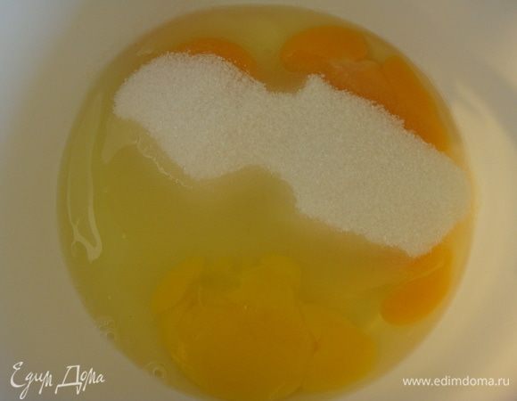 Яйца взбить с сахаром до растворения сахара.