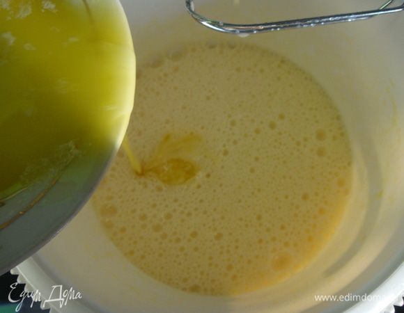 Влить растопленное сливочное масло.