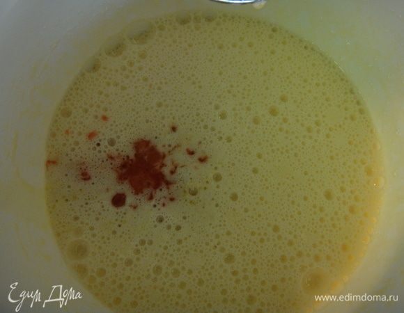 Влить жидкость из сковороды и перемешать.