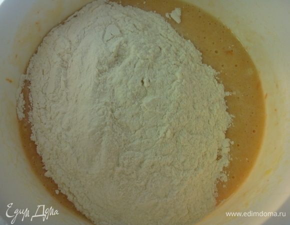 Всыпать просеянную с разрыхлителем муку, ванильный сахар и соль. Взбить миксером до однородного состояния.