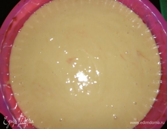 Вылить тесто в форму и поставить в разогретую до 180°С духовку на 35-40 минут. Готовность проверить зубочисткой.