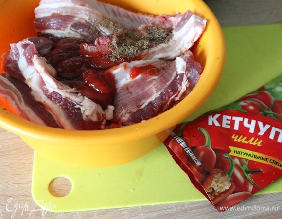 Порезанные ребрышки сложить в миску. Добавить 130 г кетчупа чили ТМ «МахеевЪ», соевый соус, кориандр. Перемешать и оставить в прохладном месте на 3 часа.