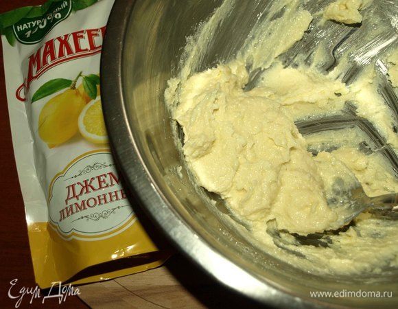Все продукты должны быть комнатной температуры. Сливочное масло взбиваем с сахаром до консистенции крема.