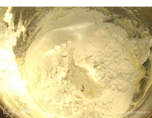 Добавляем муку с разрыхлителем и солью.