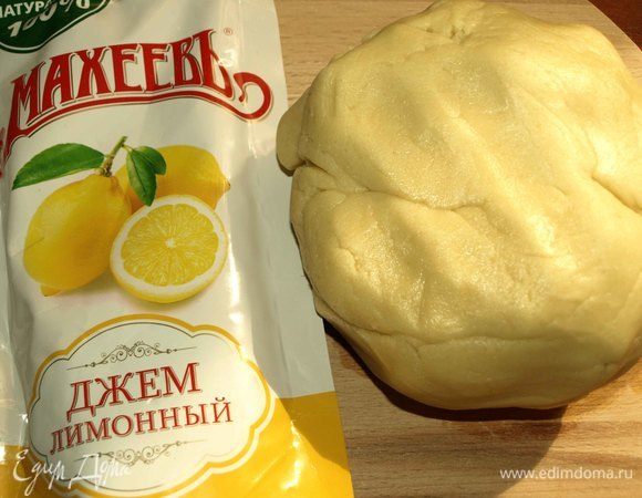 Замешиваем мягкое тесто. Тесто не должно прилипать к рукам. Тесто приятное, удобное в работе. Даем тесту отдохнуть минут 15. В  холодильник ставить не обязательно.