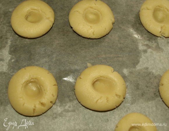 Из теста формируем шарики, слегка придавить. Сделать в середине заготовки углубление. Выкладываем на противень.
У меня каждый шарик из теста 30 г.