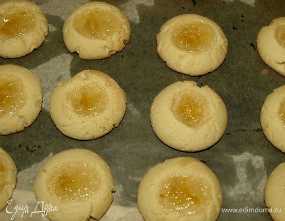 Отправляем в заранее разогретую до 180°С духовку. На  20 минут. Но лучше следить за печеньем. Духовки разные, возможно, вам понадобится меньше или больше времени на приготовление. 