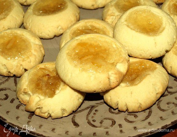 Как только печенье стало подрумяниваться, достаем из духовки. Перекладываем с противня на блюдо, остужать на противне не надо (иначе печенье будет сухим). Даем полностью остыть.