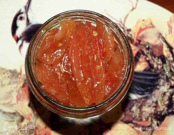 Томаты складываем в банку. Чеснок, травы, остальные приправы добавлять не надо. Просто заливаем оливковым маслом. Храниться томаты могут неделю в холодильнике, но съедаются быстро. 