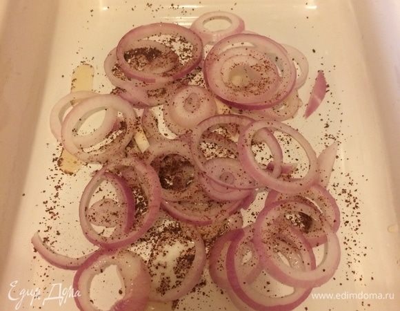 Лук нарезать кольцами, сложить в контейнер, посыпать барбарисом и полить уксусом 1 ст. л.