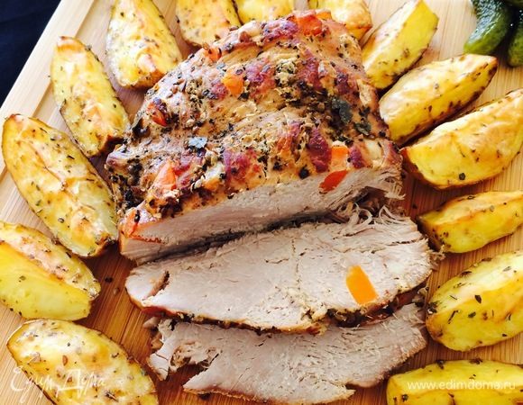 Готовое мясо переложить на блюдо, полить соком, накрыть фольгой и остудить.