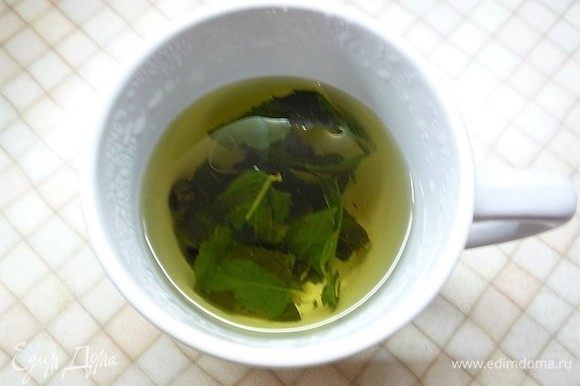 Завариваем несколько листиков зеленого чая, я еще добавила мяту.