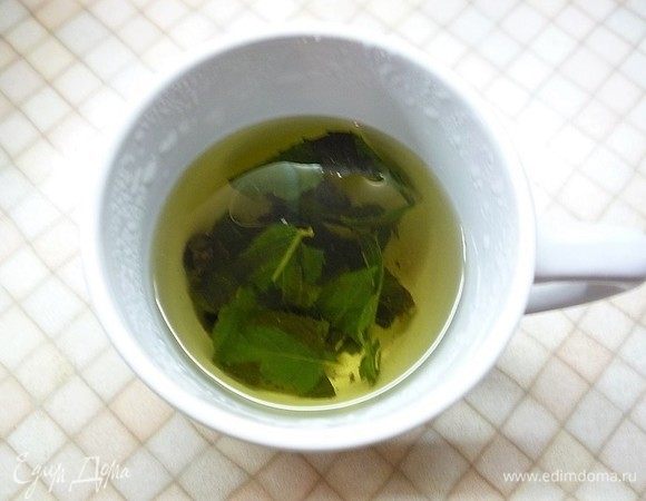 Завариваем несколько листиков зеленого чая, я еще добавила мяту.