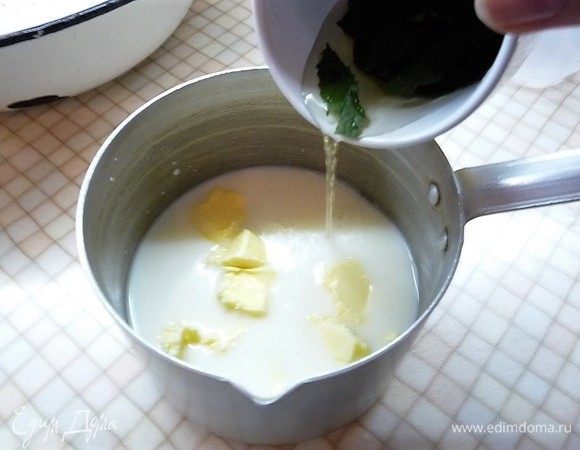 В сотейнике подогреваем молоко до теплого состояния, добавляем кусочки сливочного масла, всыпаем оставшийся сахар (150 г) и вливаем зеленый чай. Ставим на огонь и немного подогреваем до растворения сахара и масла.