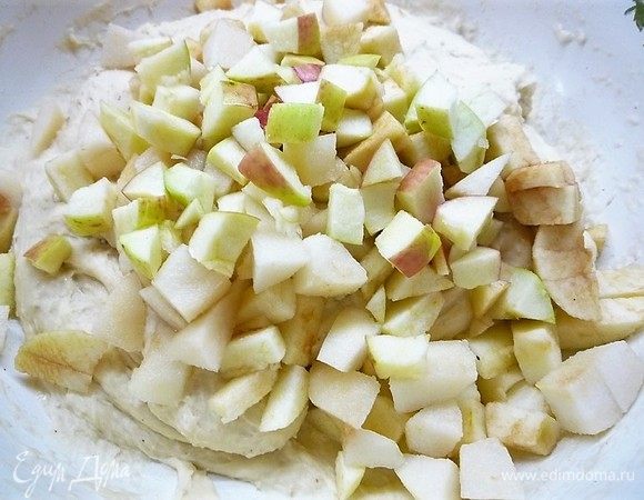 Пока подогревается молоко приготовим яблоки и грушу. Фрукты моем, вырезаем семенные коробки и нарезаем небольшими кубиками.