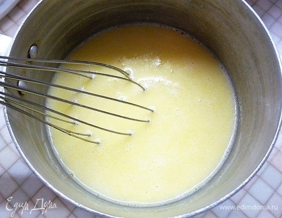 Снимаем сотейник с огня и добавляем в теплую молочную смесь яйцо, перемешиваем венчиком.