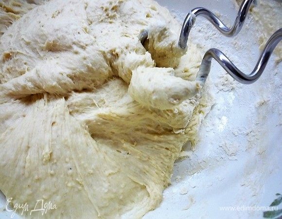 Для перемешивания теста используем насадки в виде спиралей. Вливаем молочную массу в мучную и перемешиваем тесто до однородности. Перемешиваем в течение 10 минут, пока тесто не станет тянучим и начнет тянуться нитями за насадками.