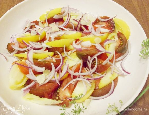 Красный лук нарезать лепестками, чеснок нарезать пластинками.