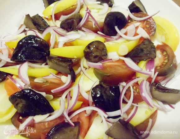 Добавить соленые грибы, предварительно промытые холодной водой.