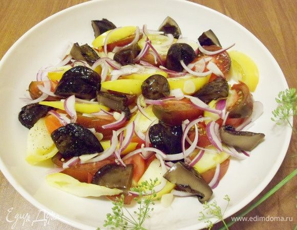 Заправить подсолнечным маслом и свежемолотым черным перцем.