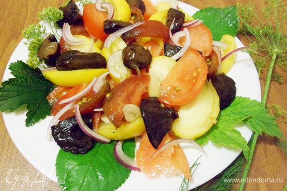 Салат из соленых грибов, помидоров и красного лука готов. Приятного аппетита! Угощайтесь!