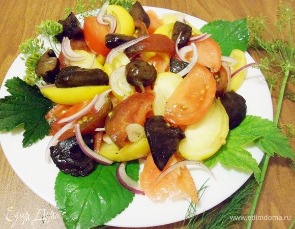 Салат из соленых грибов, помидоров и красного лука готов. Приятного аппетита! Угощайтесь!