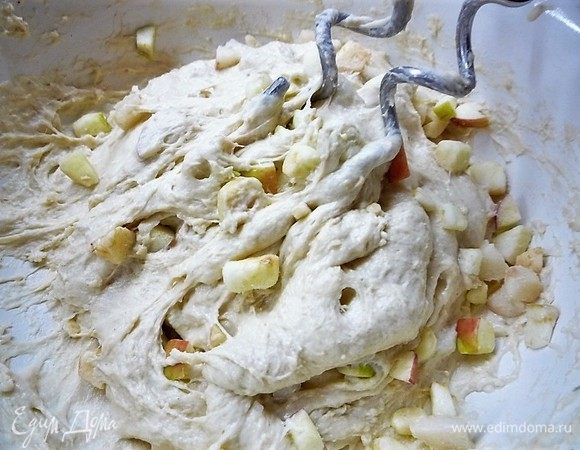 Добавляем яблоки и грушу, продолжаем мешать. Когда тесто будет сильно тянуться нитями и не обрываться, оно готово.