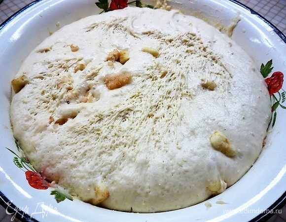 Собираем тесто в комок, перекладываем в большую чашку, смазанную маслом, накрываем полотенцем и убираем в тепло на 1 час. Через час тесто поднялось в 2- 3 раза. Оно пышное и воздушное.