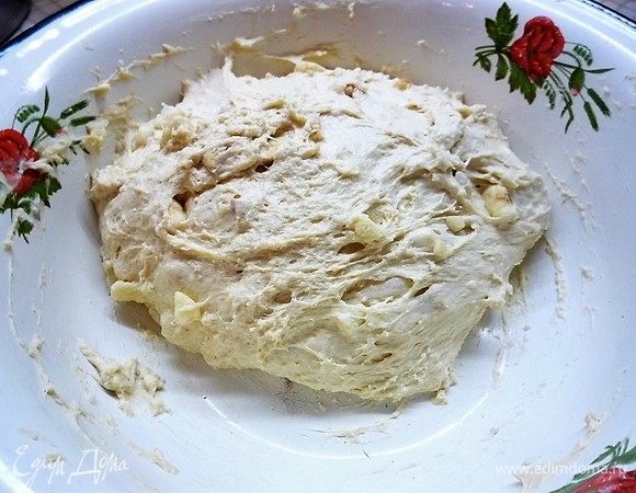 Собираем тесто со стенок, делим на 8-10 частей, тесто получается нежное и слегка липкое. Можно руки немножко смазать растительным маслом. Формируем булочки. Раскладываем булочки на противне на расстоянии 2-3 см друг от друга, накрываем полотенцем и снова убираем в теплое место на 30-40 минут, чтобы они поднялись.