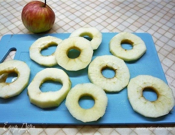 Подготовим яблоко для украшения. Для этого из яблока удаляем сердцевину и нарезаем тонкими слайсами.