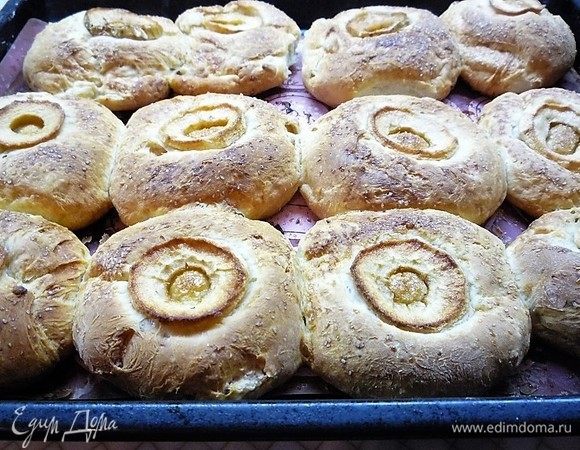 Выпекаем в заранее разогретой духовке при температуре 200°С 30-40 минут до румяного цвета. Готовые булочки накрываем полотенцем, чтобы они не пересыхали.