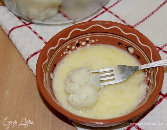 Соцветия капусты обмакнуть в слегка взбитые яйца.