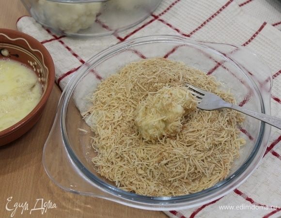 Затем обвалять в панировочной смеси.