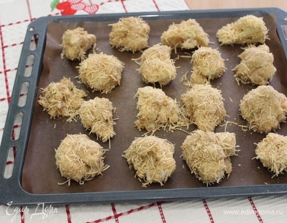 Выложить капусту на противень. Выпекаем 15 минут до золотистого цвета.