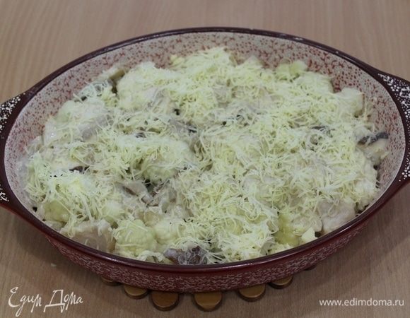 Посыпать тертым сыром.