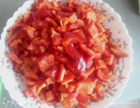 Перец вымыть, очистить от семян и тоже нарезать кубиками.