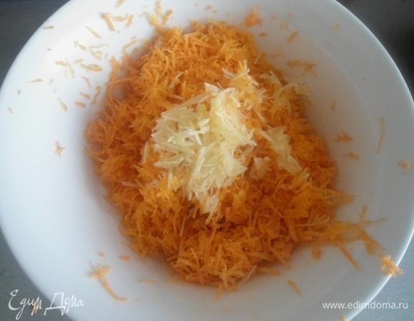 Лук нарезать кубиками, морковь натереть на мелкой терке, чеснок тоже на мелкой терке или через пресс.