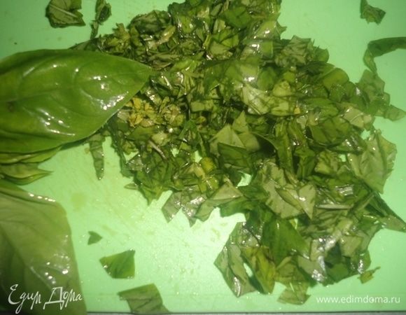 Базилик вымыть и нарезать.
