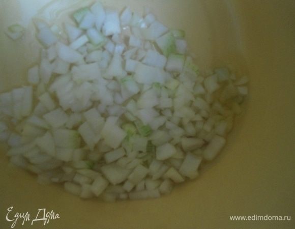 На растительном масле обжарить лук, постоянно помешивая.