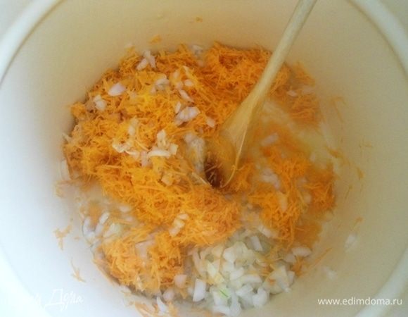 Через 2-3 минуты добавить морковь с чесноком и тушить около 5 минут.