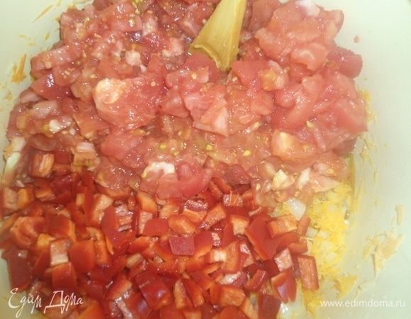 Добавить помидоры и болгарский перец. Тушить 20 минут. Соус начинает увариваться.